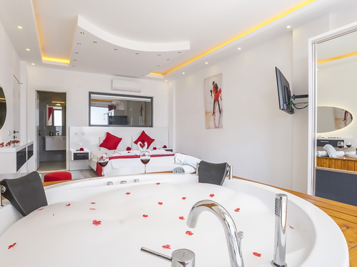  gece  -  Kasım
  | Kalkan Akbel’de Deniz Manzaralı, Jakuzili ve Saunalı Balayı Villası | 4 Kişilik Özel Tatil